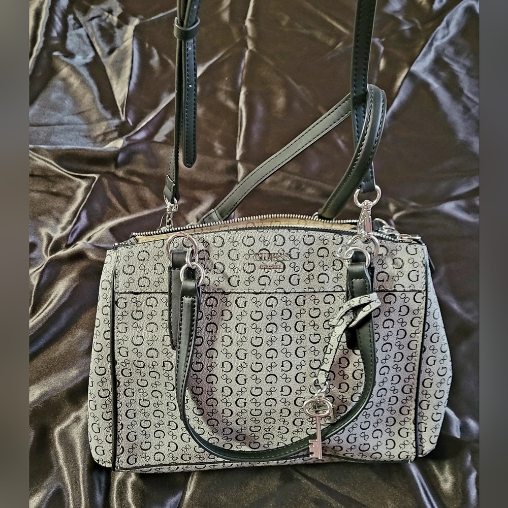 New Guess Purse blk & Gray